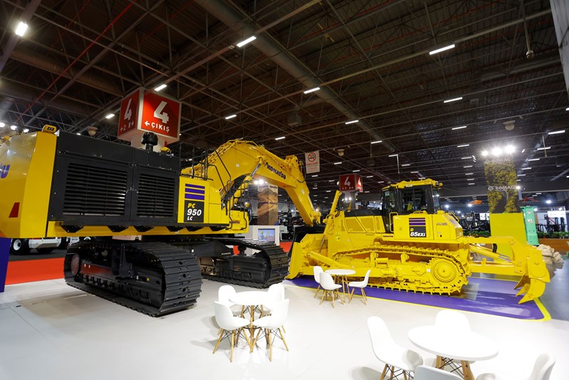 Komatsu, KOMATEK 2024’ün En Görkemli Ekskavatörü, PC950’yi Sergiledi!